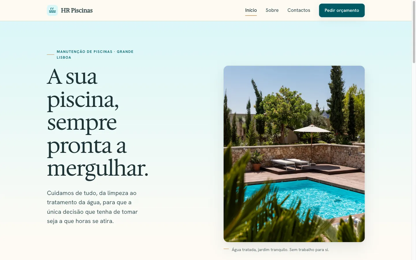 The HR Piscinas home page, headlined "A sua piscina, sempre pronta a mergulhar", beside a photo of a clean garden pool