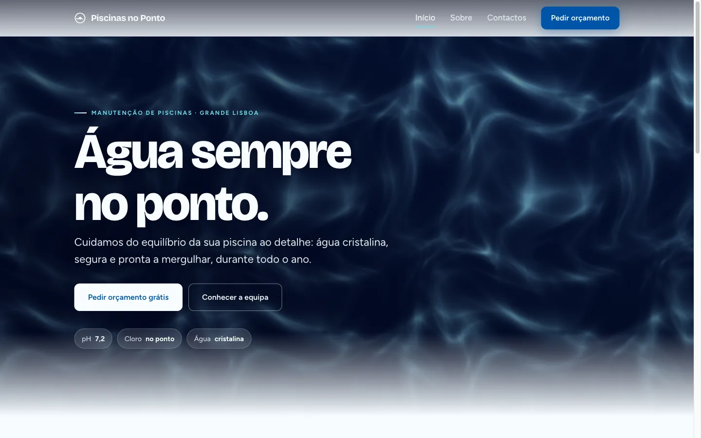 The Piscinas no Ponto home page, a deep-blue caustics hero headlined "Água sempre no ponto"